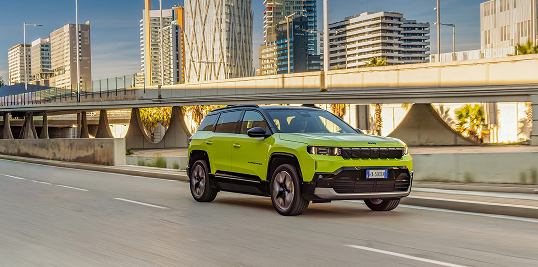Jeep® ADAS camera recalibration during windshield replacement service